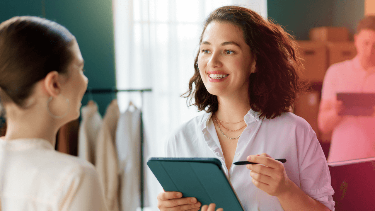 Specjalista HR korzystający z systemu informatycznego HRIS.