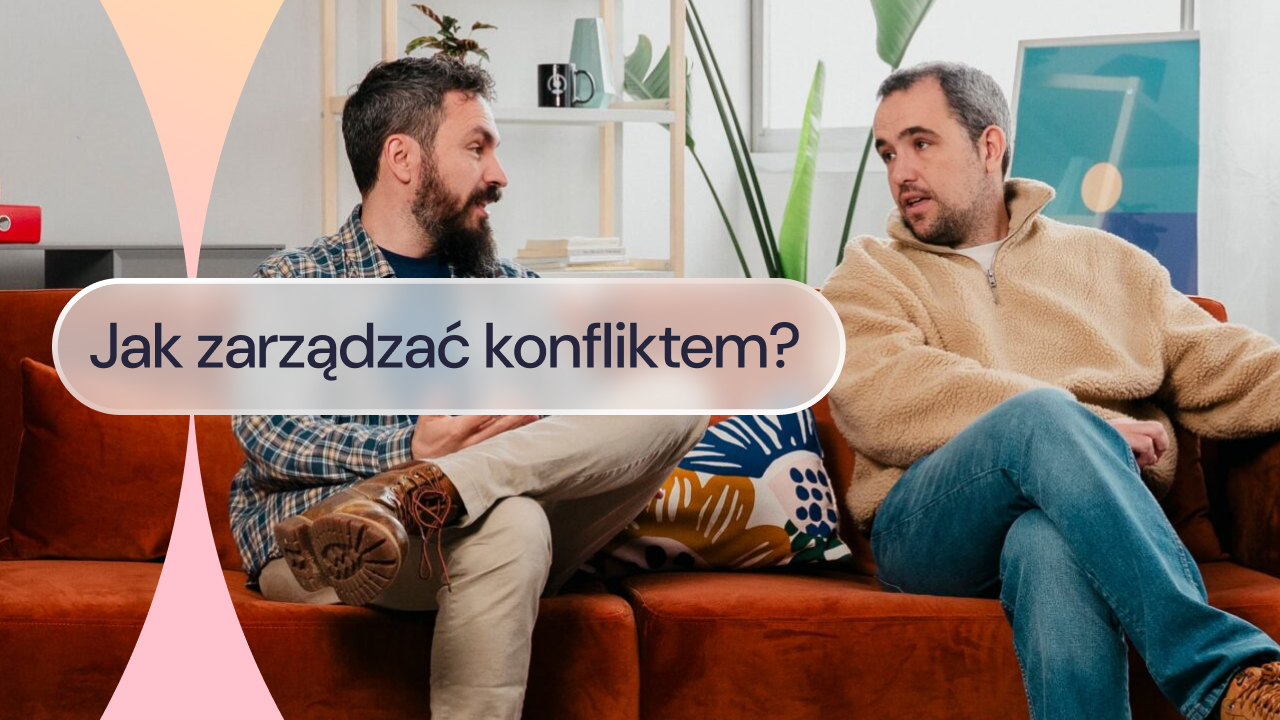 Dwóch pracowników rozmawia na kanapie.