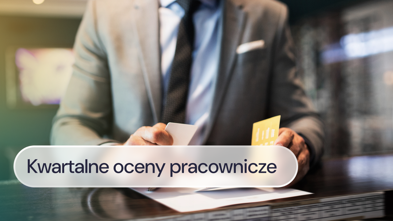 Menedżer wypełnia kwartalne oceny pracownicze z wykorzystaniem platformy Factorial.