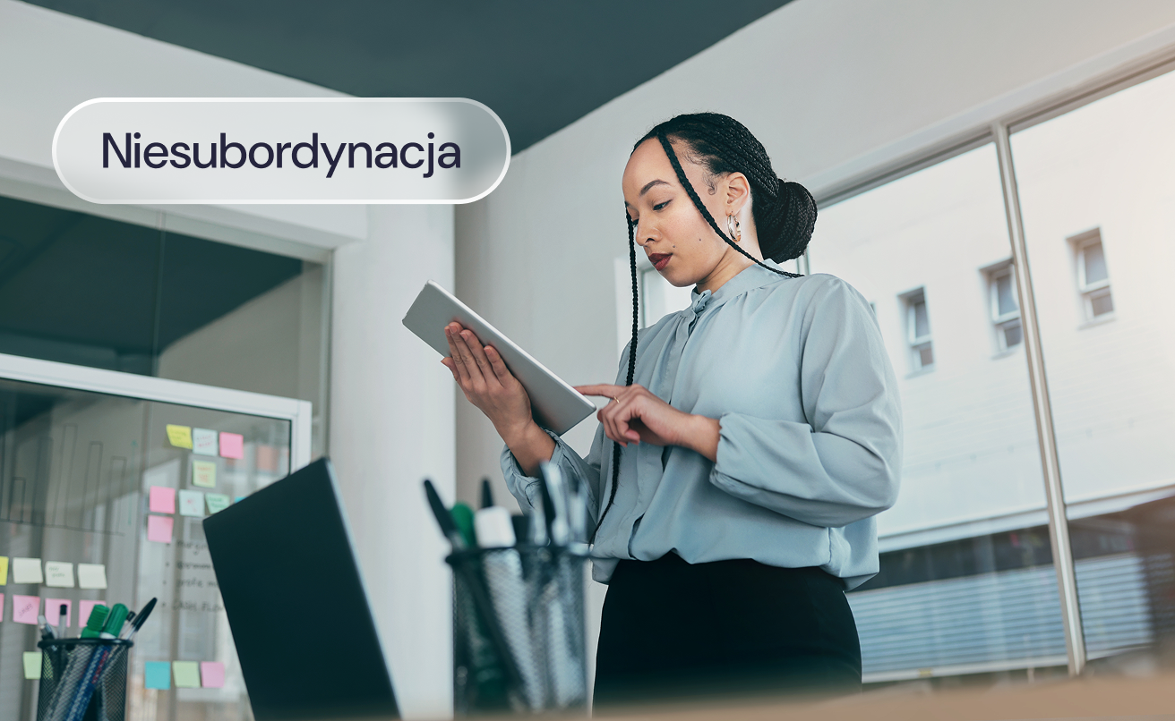 Kobieta przegląda na tablecie dokumentację pracowniczą w systemie Factorial.