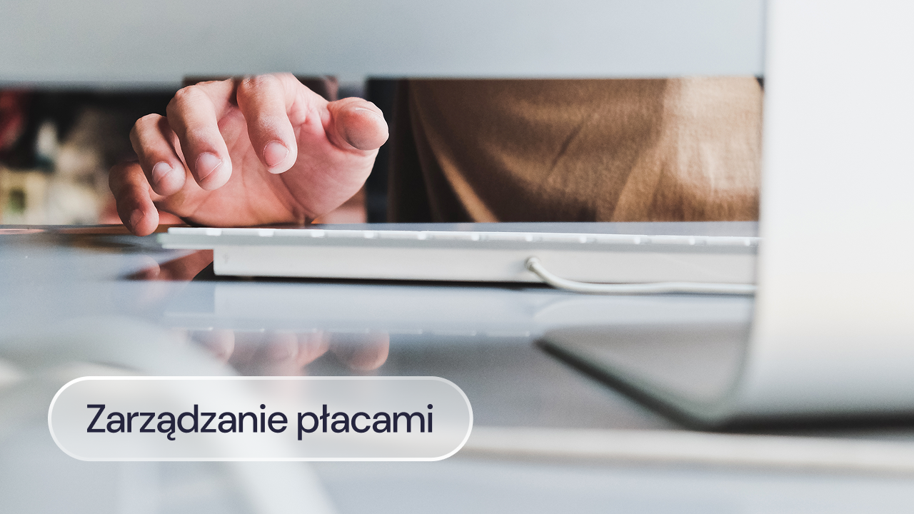 Pracownik przy biurku korzysta z oprogramowania Factorial do zarządzania płacami.