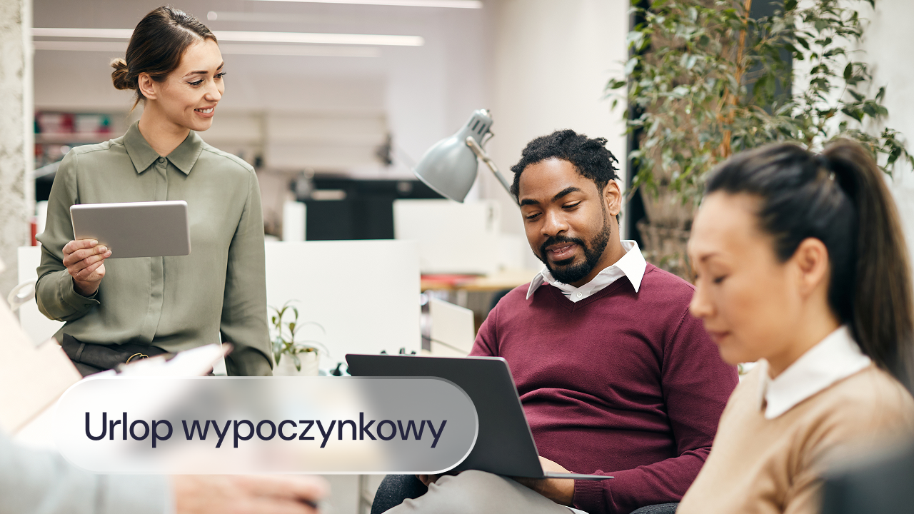 Grupa pracowników rozmawia w biurze.