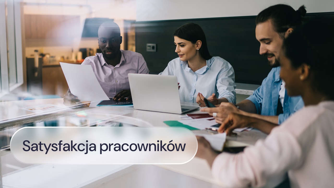 Grupa pracowników omawia projekt przy dużym stole.